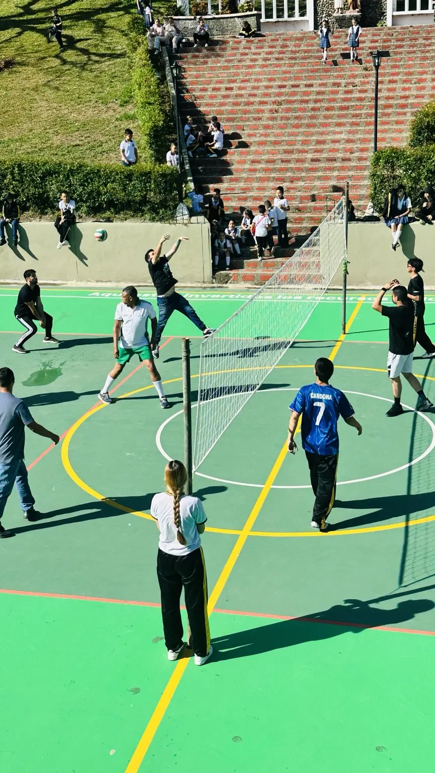 Encuentro deportivo entre estudiantes y profesores junto a la red