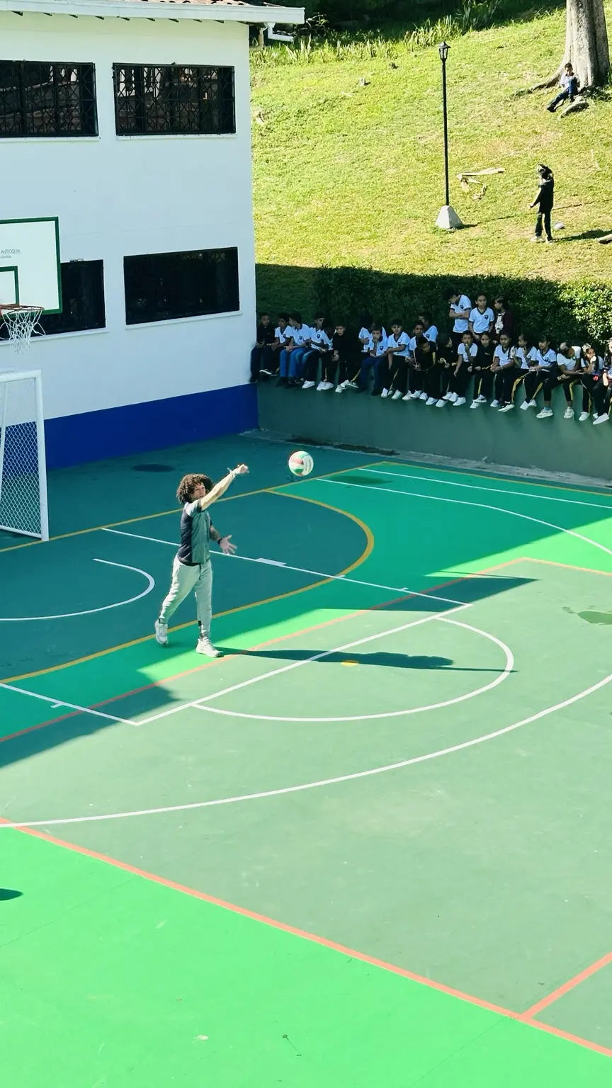 Saque durante el partido de grado 11 contra profesores