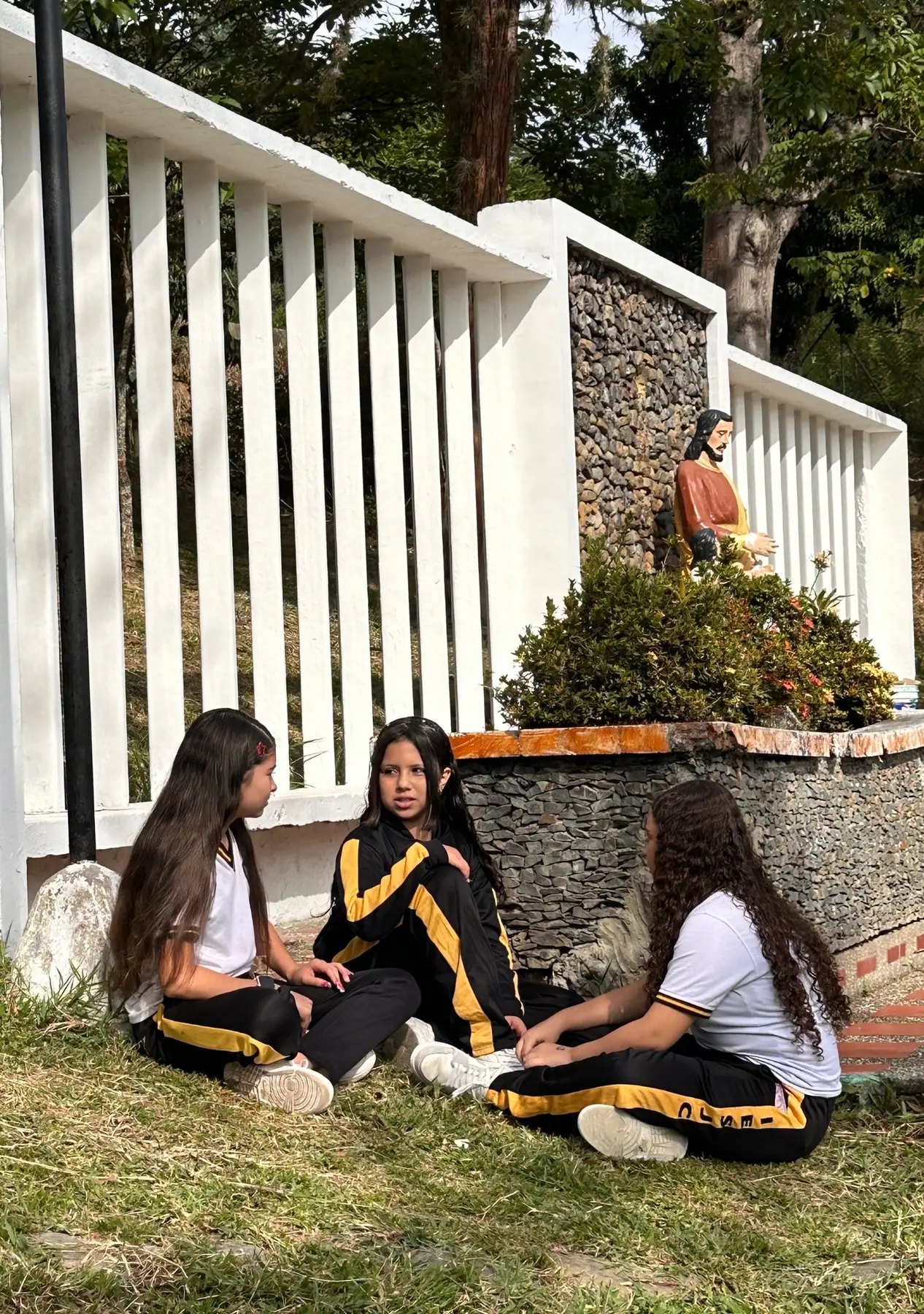 Estudiantes reunidas en un espacio natural