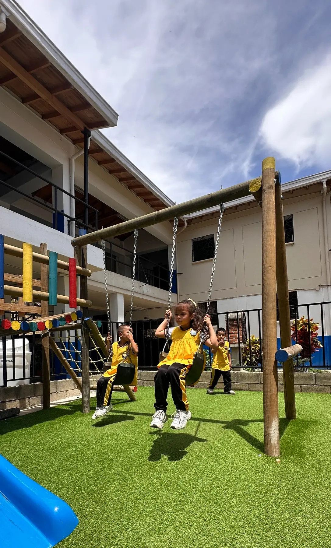 Estudiantes de primaria disfrutando la zona de juegos