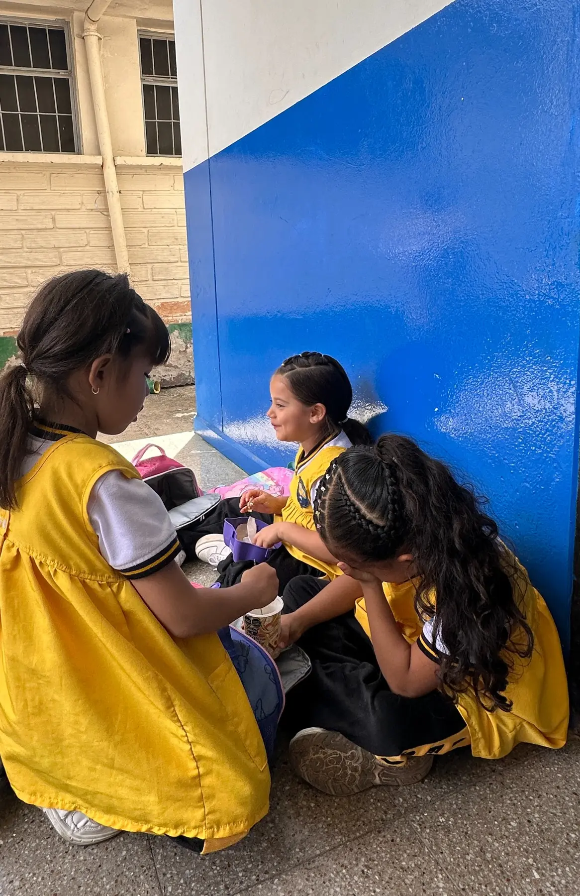 Estudiantes compartiendo durante el descanso