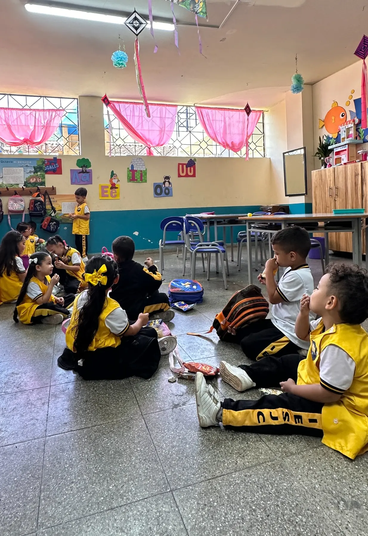 Estudiantes en una actividad de aula