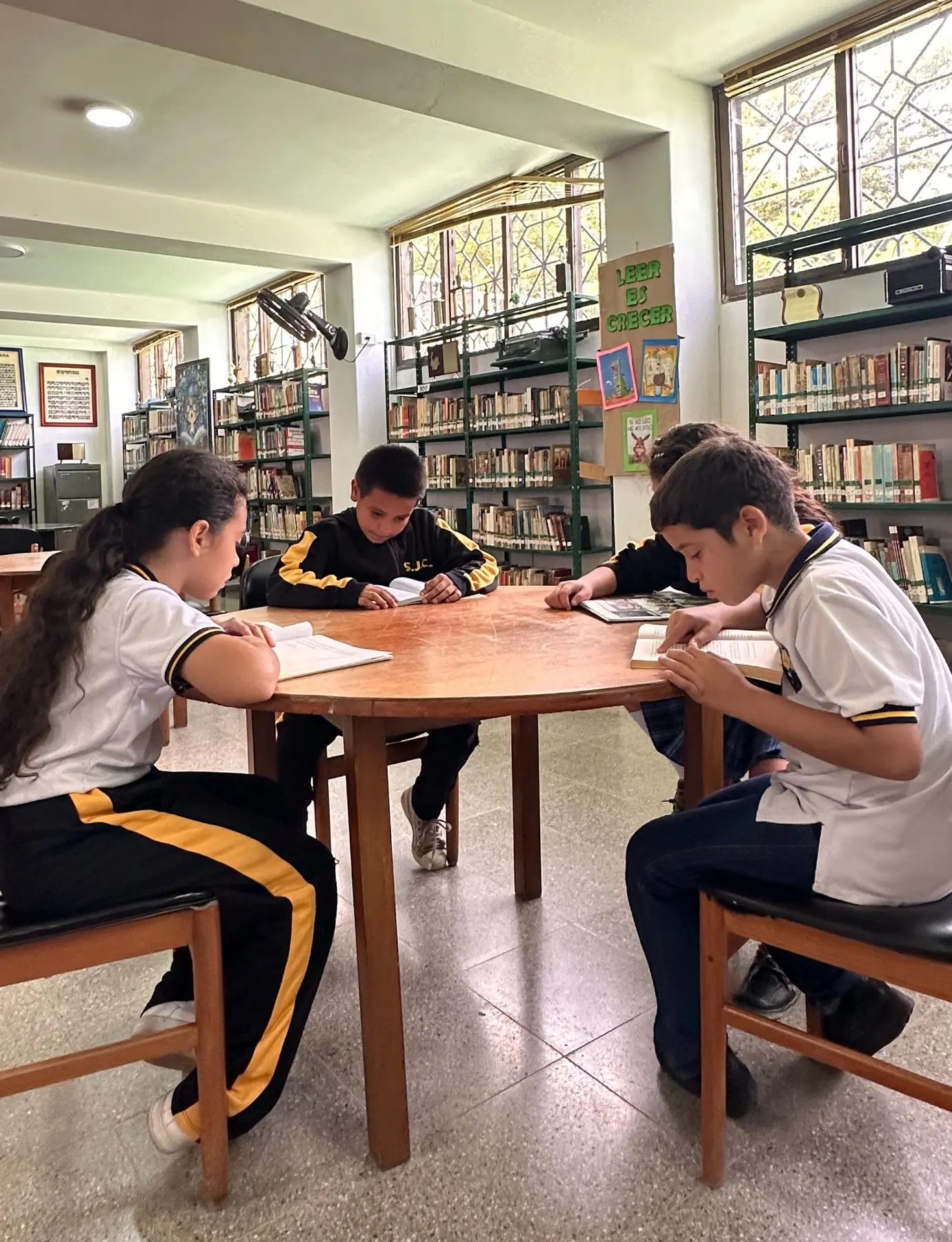 Estudiantes leyendo en la biblioteca escolar